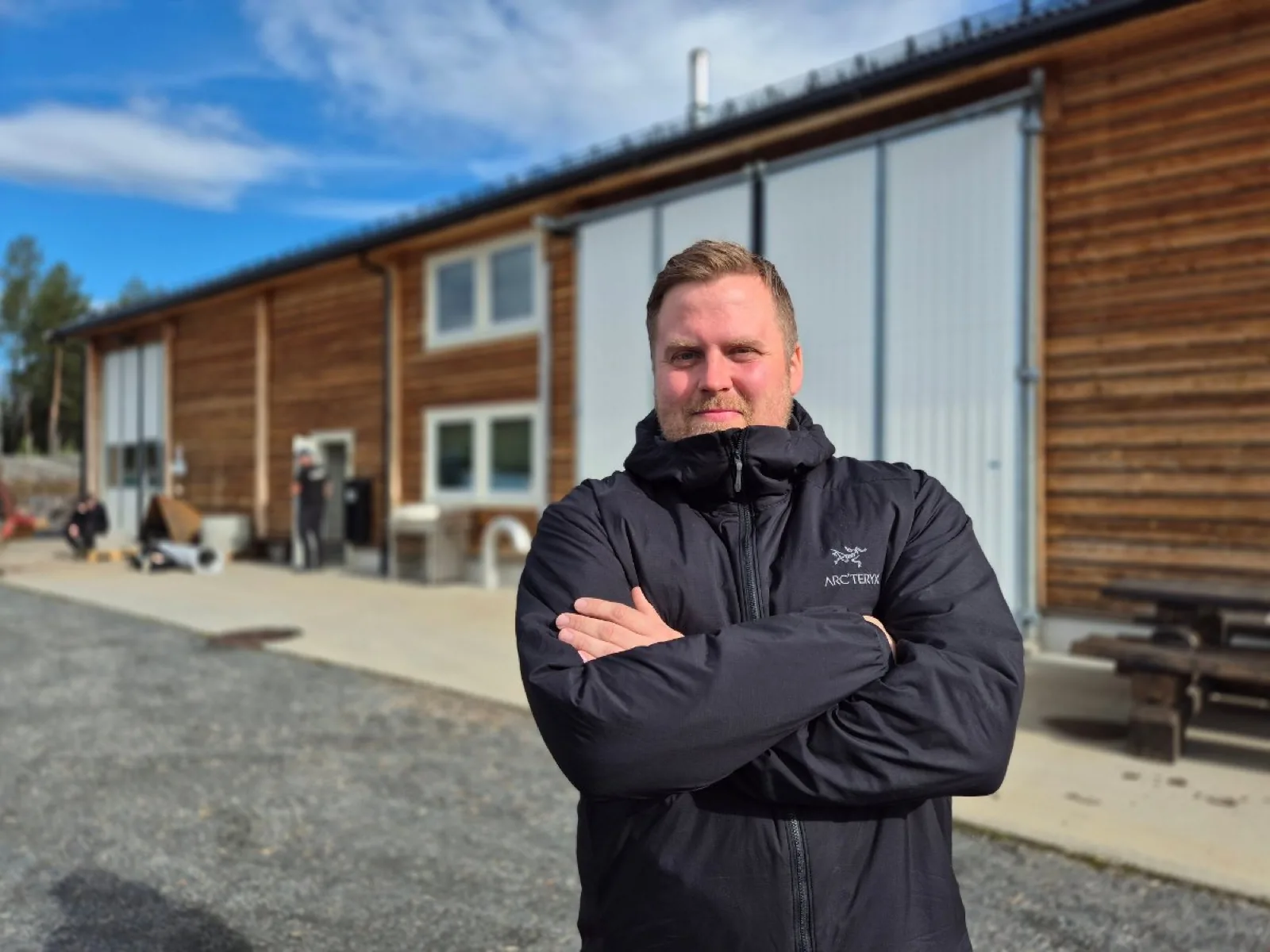 Rørleggermester Thomas Sæteråsen utenfor verkstedet på Hernes i Elverum